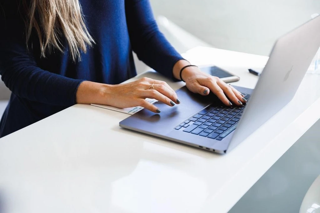 A woman use an email signatures to elevate cold email replies