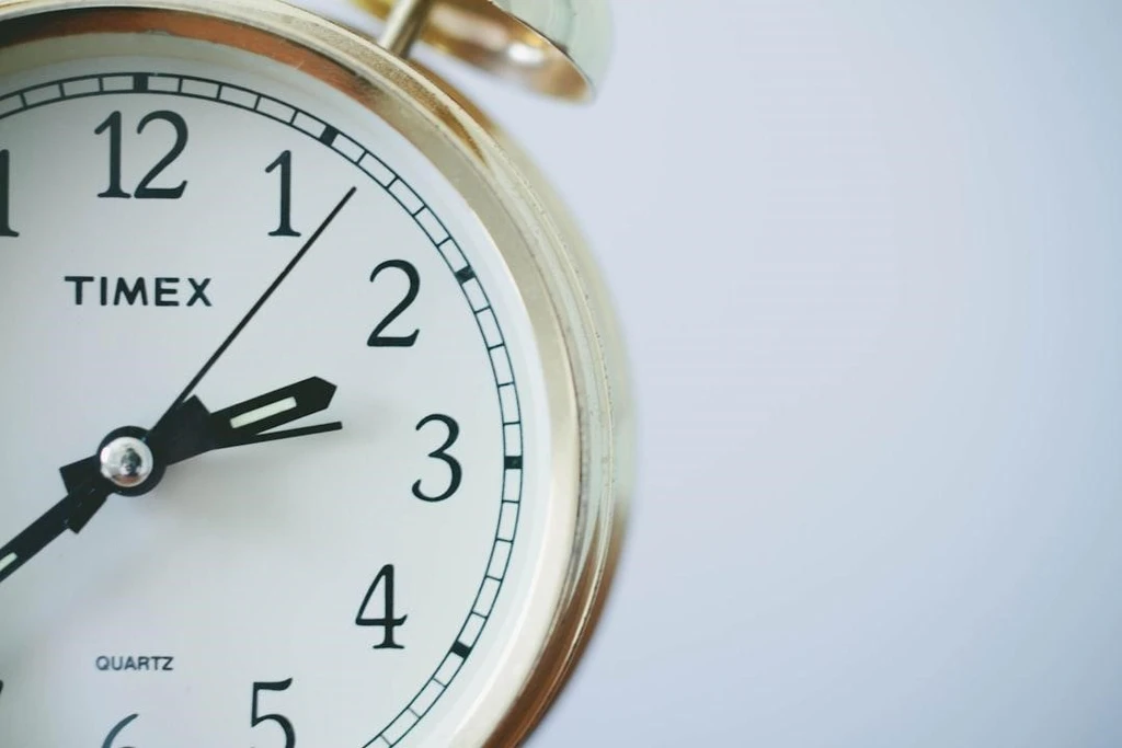 A clock represents the timing of cold emails