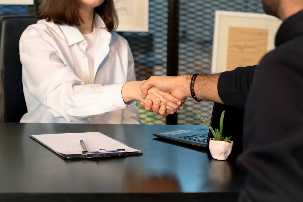 Shaking hands that tells to get more clients with cold outreach