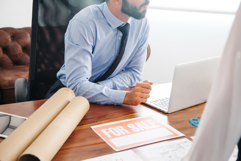 A financial advisor on his laptop with a client